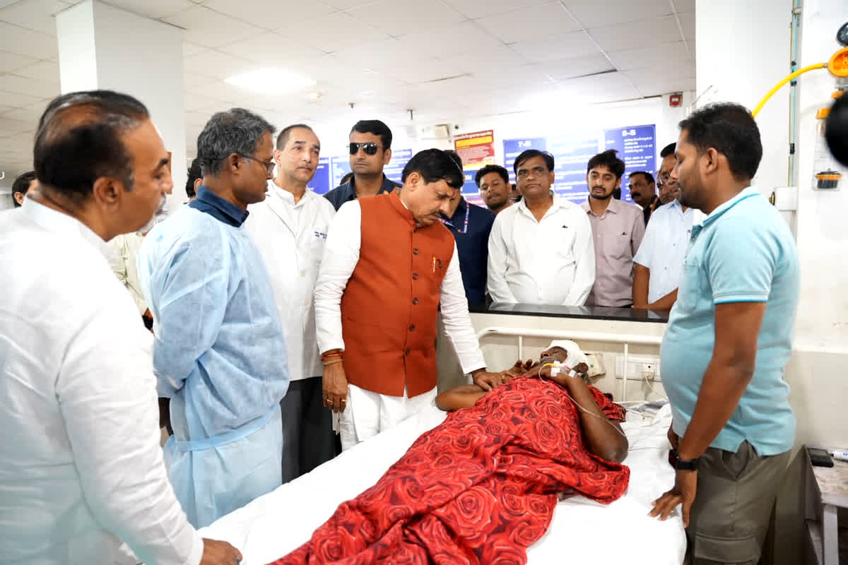 CM Mohan Yadav Chhindwara Accident Victim : छिंदवाड़ा हादसे पर भावुक हुए CM मोहन यादव, पीड़ित परिवारों से मिले, सहायता का ऐलान कर खुद लिया व्यवस्थाओं का जायजा