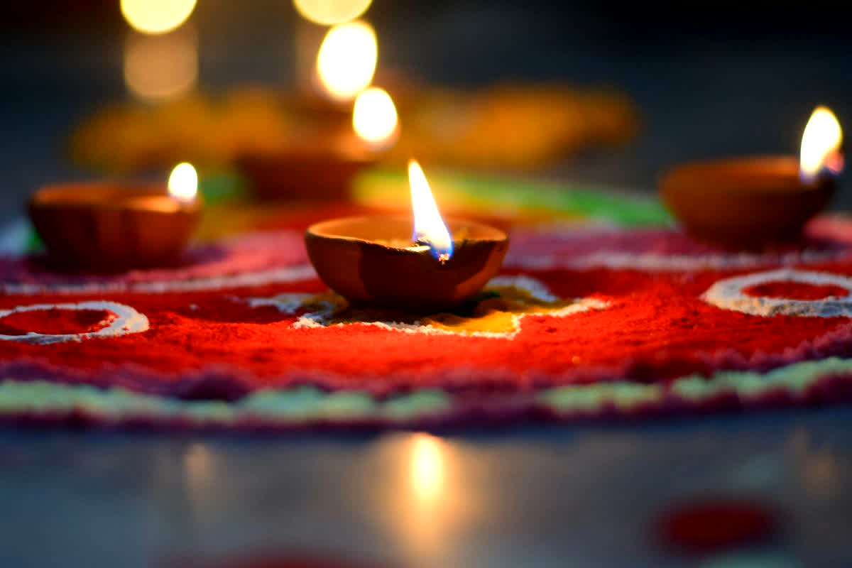 Chaitra Navratri 2026: क्या आप जानते हैं? नवरात्रि में मंदिर के अलावा भी इन जगहों पर दीया जलाने से मिलती है विशेष आशीर्वाद और लाती हैं अपार लाभ!