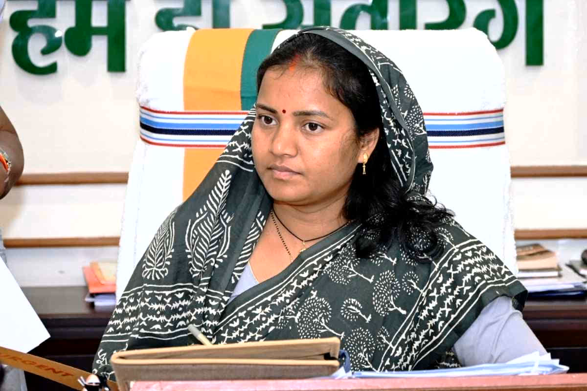 Chhattisgarh Rani Durgavati Yojana : महतारी वंदन के बाद अब ‘रानी दुर्गावती’ योजना का धमाका! 18 की उम्र होते ही बेटियों के खाते में सीधे आएंगे 1.5 लाख, जानिए पात्रता शर्तें