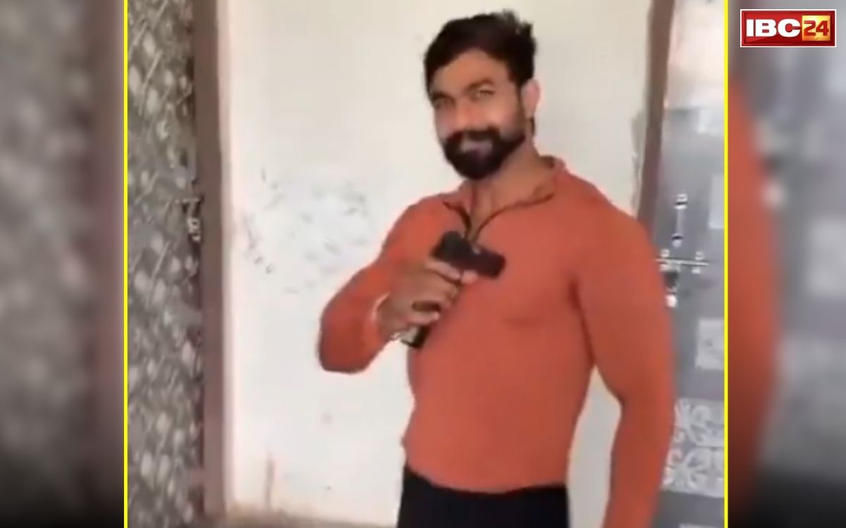 Delhi Dallupura Viral video: “भाई चलाना मत…” युवक ने मजाक-मजाक में खुद को मारी गोली, अगले ही पल जो हुआ… सब कैमरे में कैद