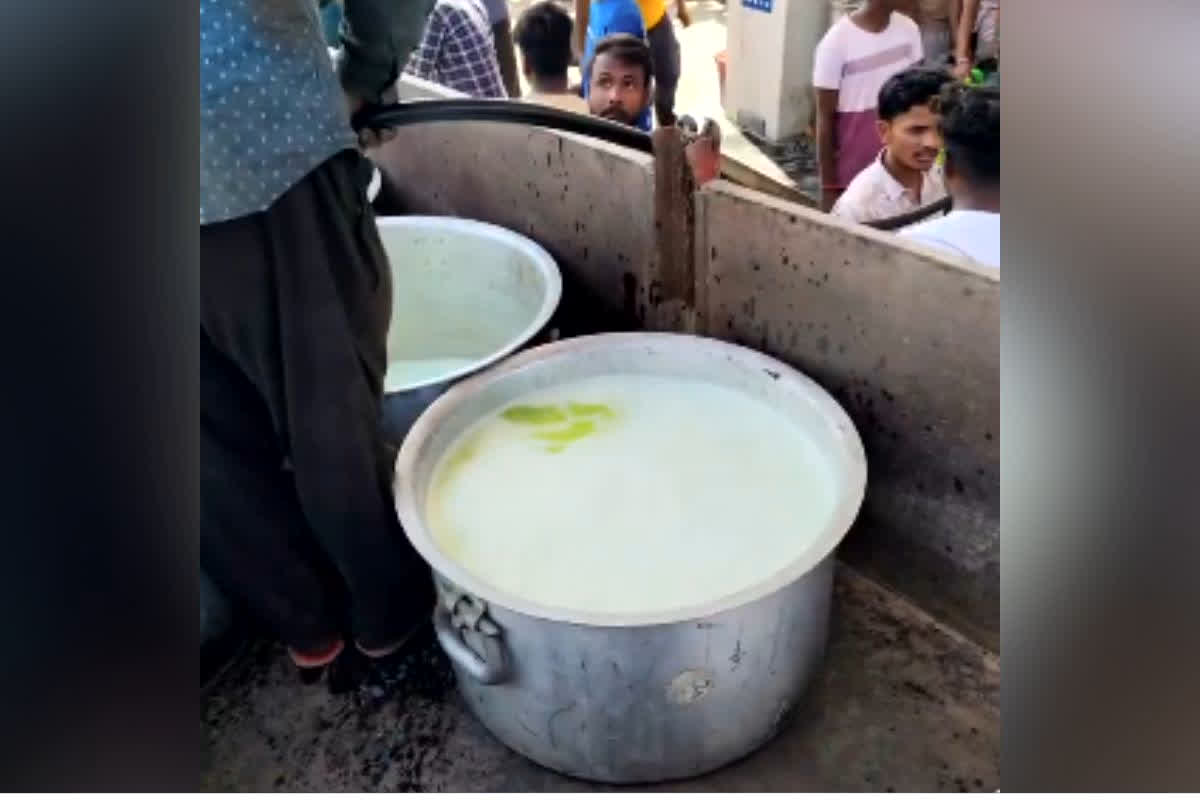 Deoria Petrol Shortage News : ईंधन के लिए जंग या अफवाह का रंग? टेंट के बर्तनों में भरा जा रहा पेट्रोल,  सड़कों पर जाम और पंपों पर कोहराम के बीच DM ने कही ये बड़ी बात