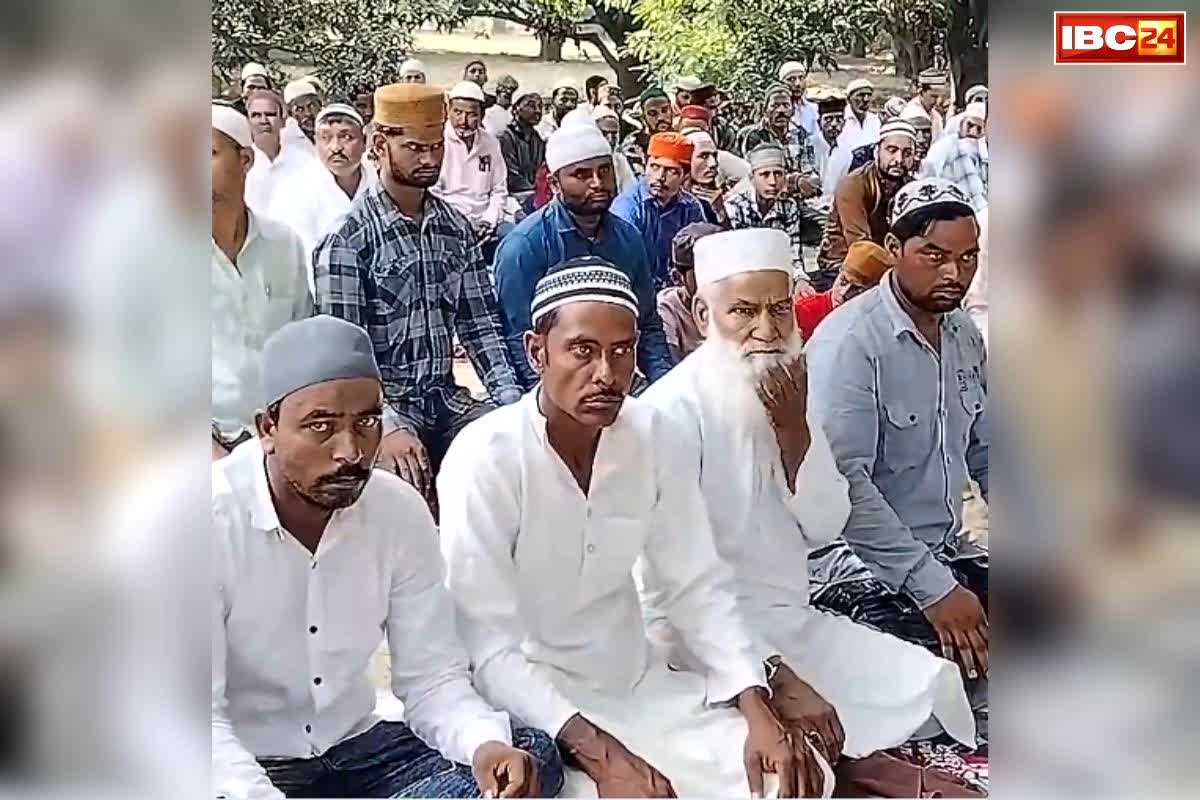 Eid Festival in India: यहां ग़मगीन माहौल में मनाई जा रही है ईद.. काली पट्टी बांधकर अदा की गई नमाज, जानें क्या है इस विरोध की वजह