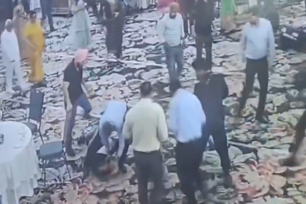 Farooq Abdullah Attack: पूर्व मुख्यमंत्री पर जानलेवा हमला! शादी में हमलावर ने सिर पर तानी बंदूक, बाल-बाल बची जान, डिप्टी सीएम भी थे मौजूद, सामने आया CCTV वीडियो