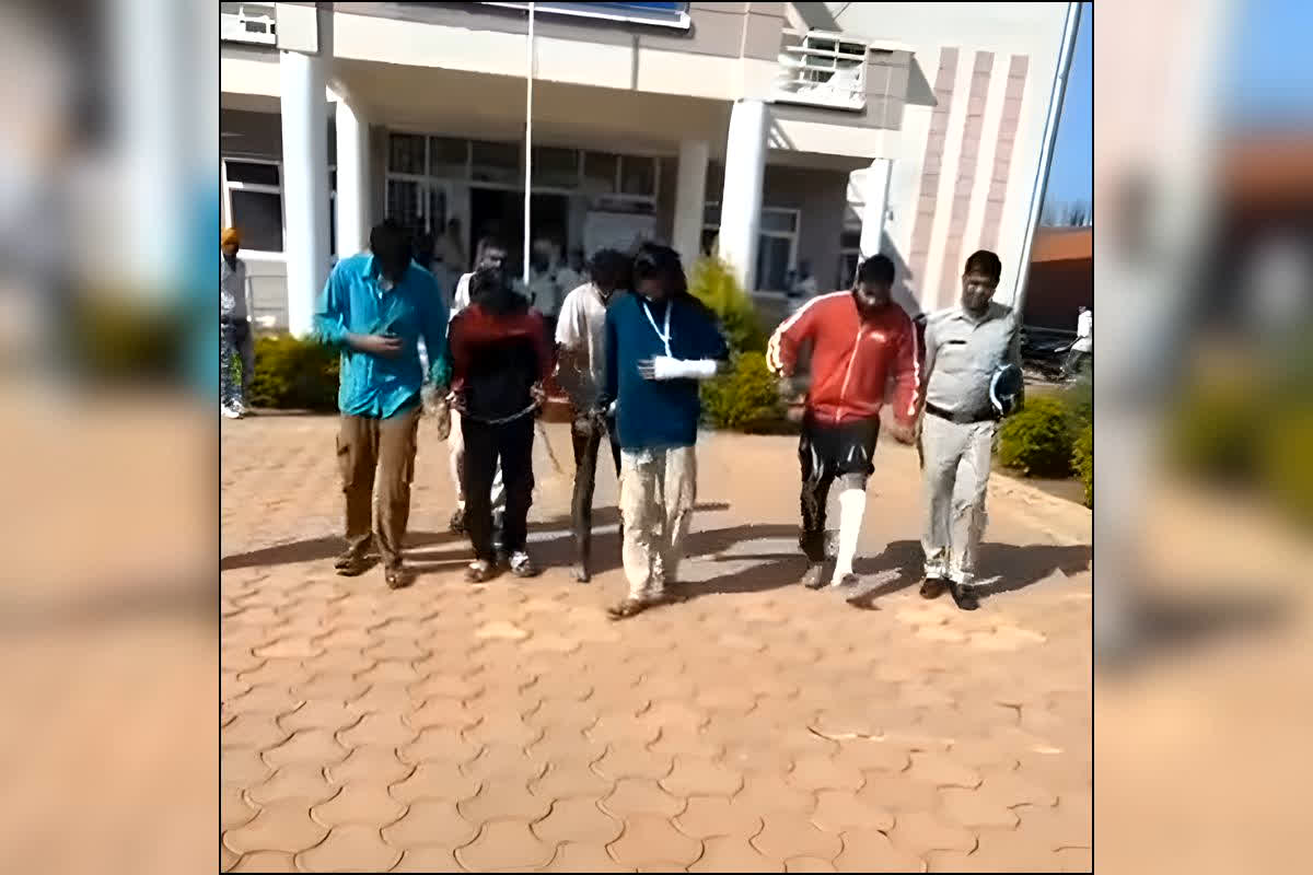 Holi Harassment Case : होली पर मनचलों का खौफनाक कांड, युवती का रास्ता रोक की बदसलूकी, घर में मचाया उत्पात, पुलिस ने सरेआम ऐसे निकाली हेकड़ी