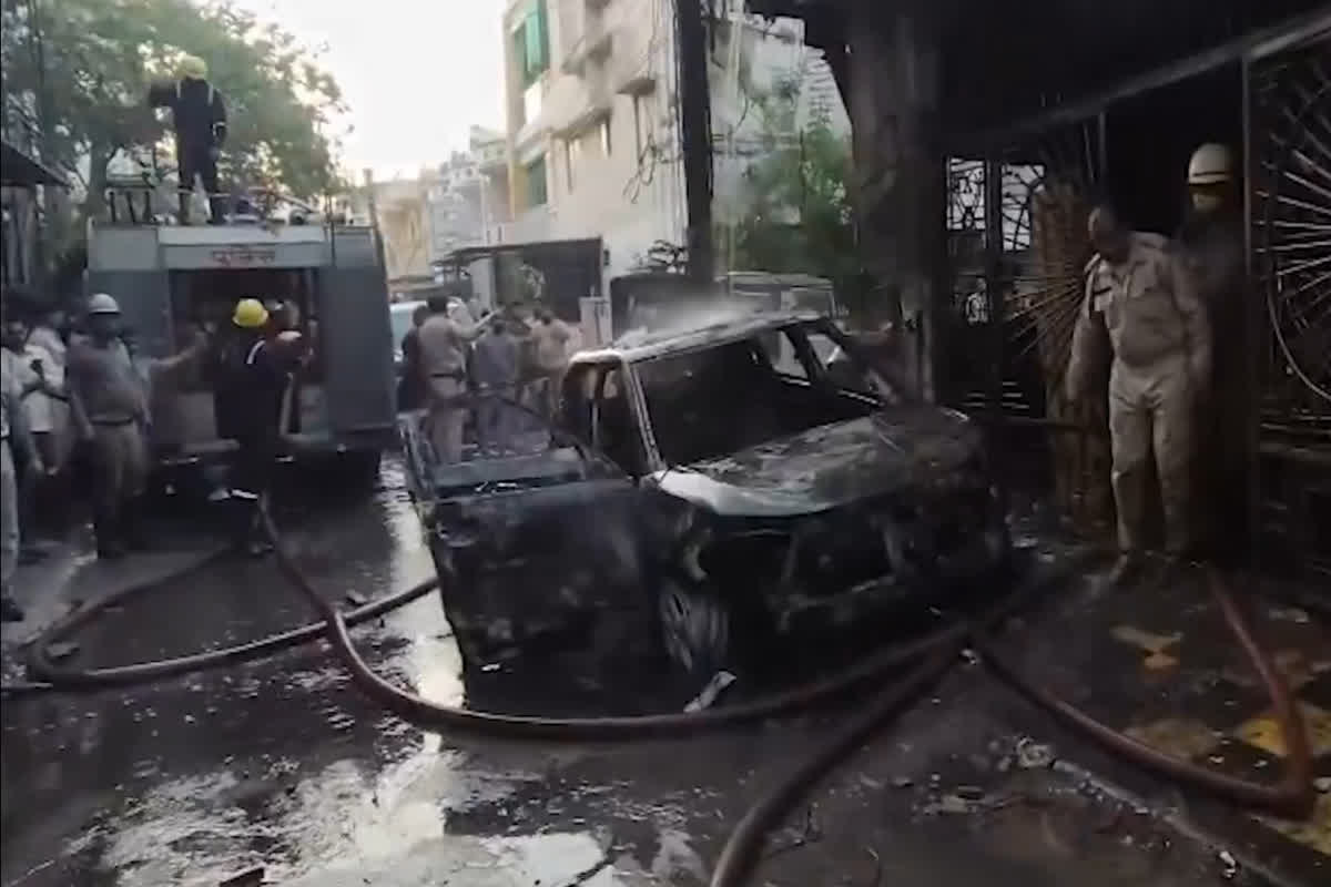 Indore Fire News: EV चार्जिंग से शुरू हुई तबाही! फिर बंद दरवाजों में फंसा रहा परिवार… सिलेंडर ब्लास्ट से 8 की मौत, CM डॉ. मोहन यादव ने जताया गहरा शोक