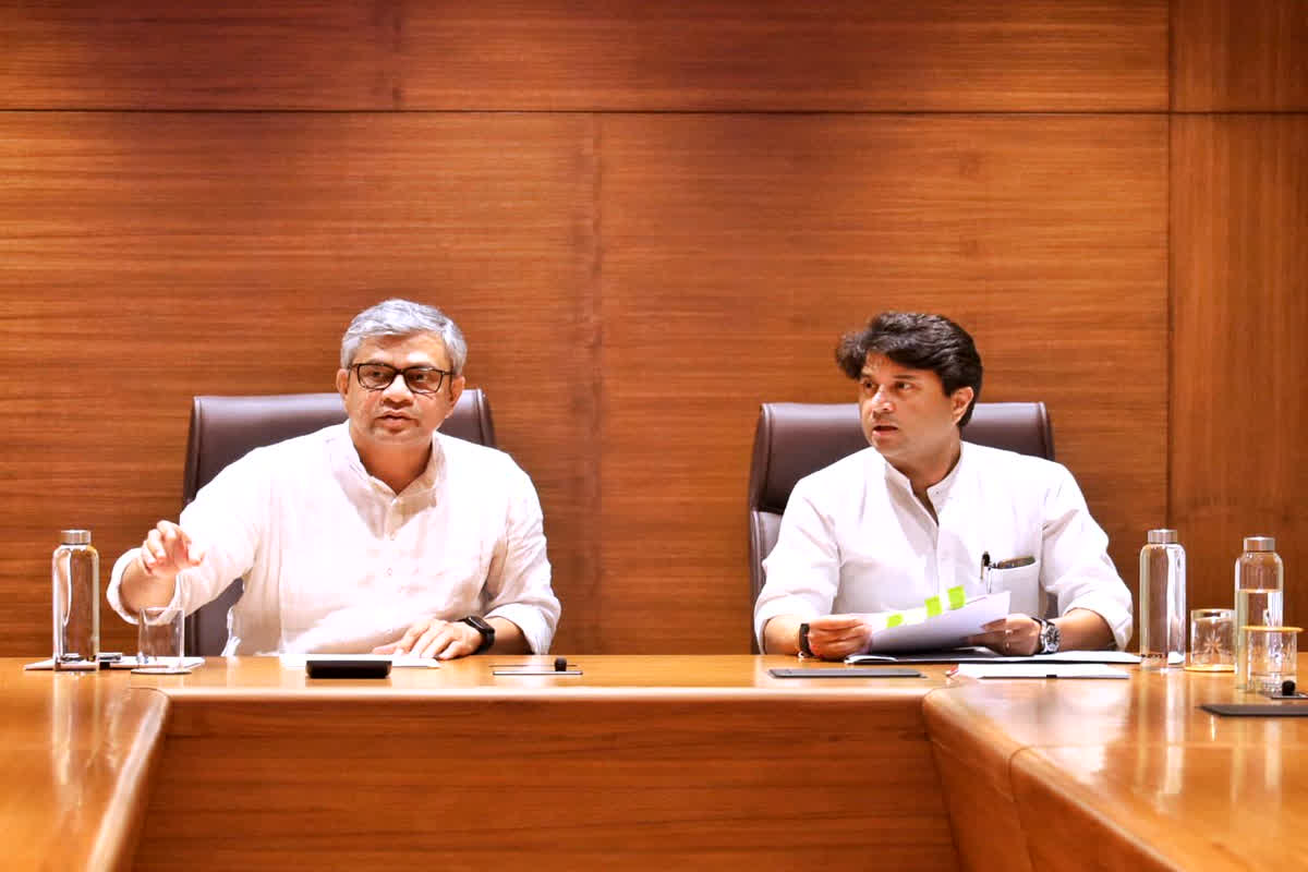 Jyotiraditya Scindia Rail News : रेलवे ने पूरी की केंद्रीय मंत्री ज्योतिरादित्य सिंधिया की मांग, अब इन जिलों में रुकेंगी ये दो बड़ी एक्सप्रेस ट्रेनें