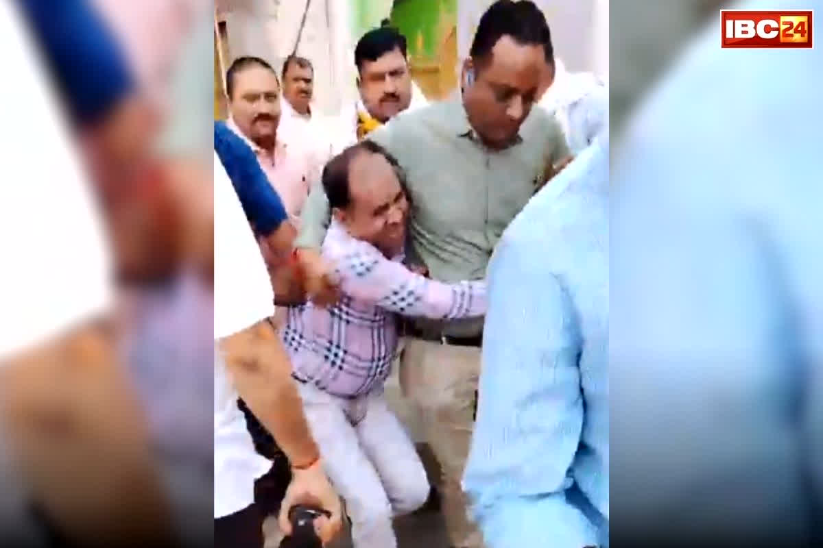 Mohaba Bribery Case: गुपचुप चल रही थी सेटिंग, केबिन में हो रही थी डील… तभी अचानक हुआ ऐसा कि ‘साहब से लिंक’ बताने वाला मैनेजर गिड़गिड़ाने लगा!