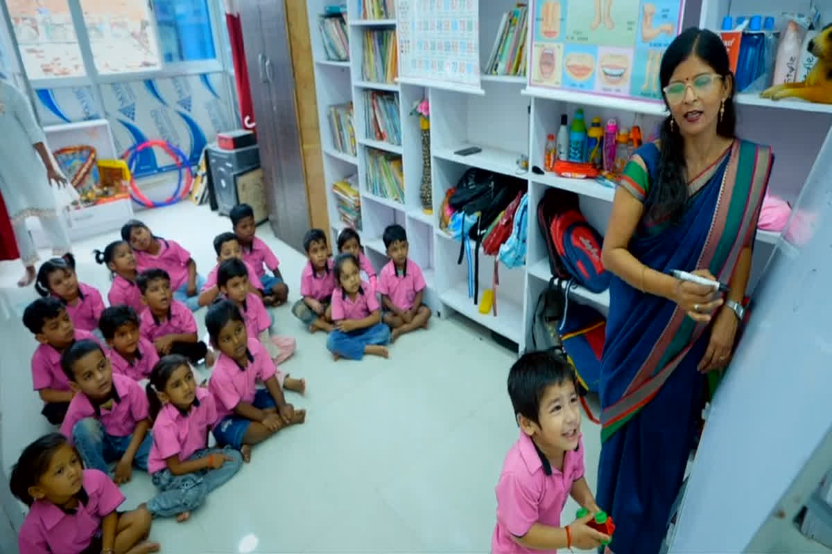 Mukhyamantri Yuva Udyami Vikas Abhiyan : महिला सशक्तिकरण का नया दौर, UP में इस योजना से महिलाएं बन रही हैं आत्मनिर्भर, ऐसे बदल रही हैं अपनी तकदीर