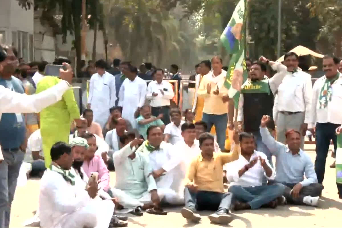 Nitish Kumar Rajya Sabha: CM हाउस में कैबिनेट मंत्री पर हमला… मुख्यमंत्री के राज्यसभा जाने पर JDU में बवाल! समर्थकों ने सीएम आवास घेर कर किया हंगामा, देखें वीडियो