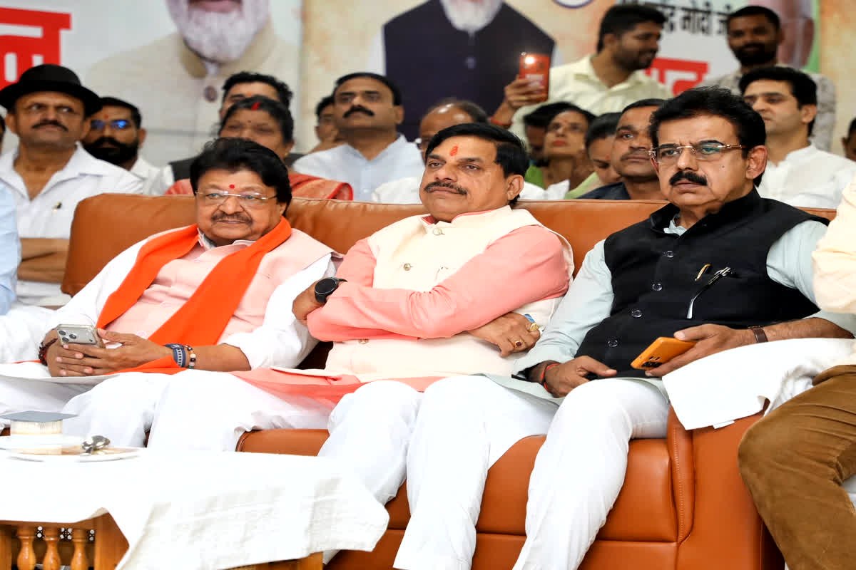 PM Modi Mann Ki Baat 132nd Episode : इंदौर एयरपोर्ट पर सीएम मोहन यादव ने किया मन की बात का  श्रवण, कहा -देश को एकजुट कर सकारात्मक संदेश देने का अद्भुत प्रयास है