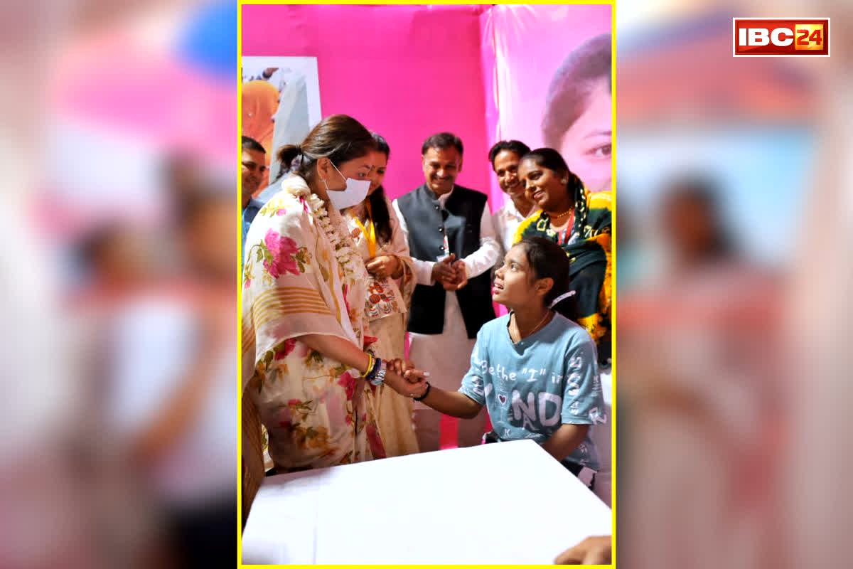 Priyadarshini Raje Scindia News: सर्वाइकल कैंसर से बचाएगी HPV वैक्सीन! प्रियदर्शिनी राजे सिंधिया ने वैक्सीनेशन शिविर का किया शुभारंभ, डर रही बच्ची का ऐसे बढ़ाया हौसला