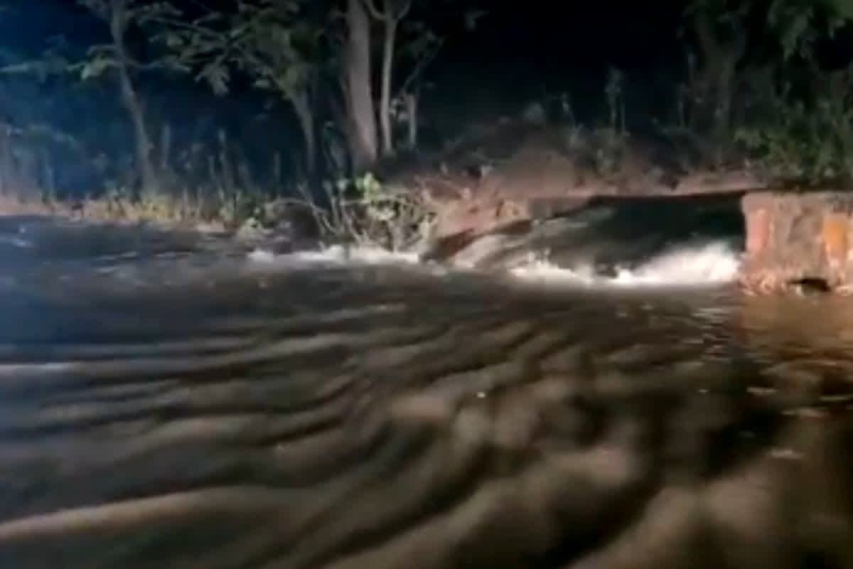 Raigarh Bilaspur Reservoir News : अचानक टूटा जलाशय का गेट, NH-49 पर मचा हड़कंप! सड़क बनी नदी, वाहनों की लंबी कतारें, देखें पूरा मंजर