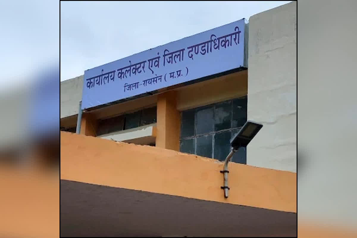 Raisen farmer News :  गले में इस वजह से फंदा लटकाकर कलेक्टर ऑफिस पहुँच गया किसान, अधिकारियों को पूरे परिवार समेत दी आत्महत्या की धमकी