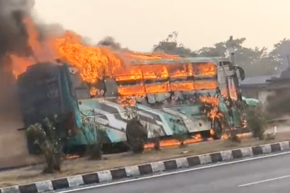 Shivnath Bus Fire News: चलती बस बनी आग का गोला! रायपुर आ रही लग्जरी बस धू-धू कर जली, यात्रियों में मची चीख-पुकार, इतने लोग थे सवार