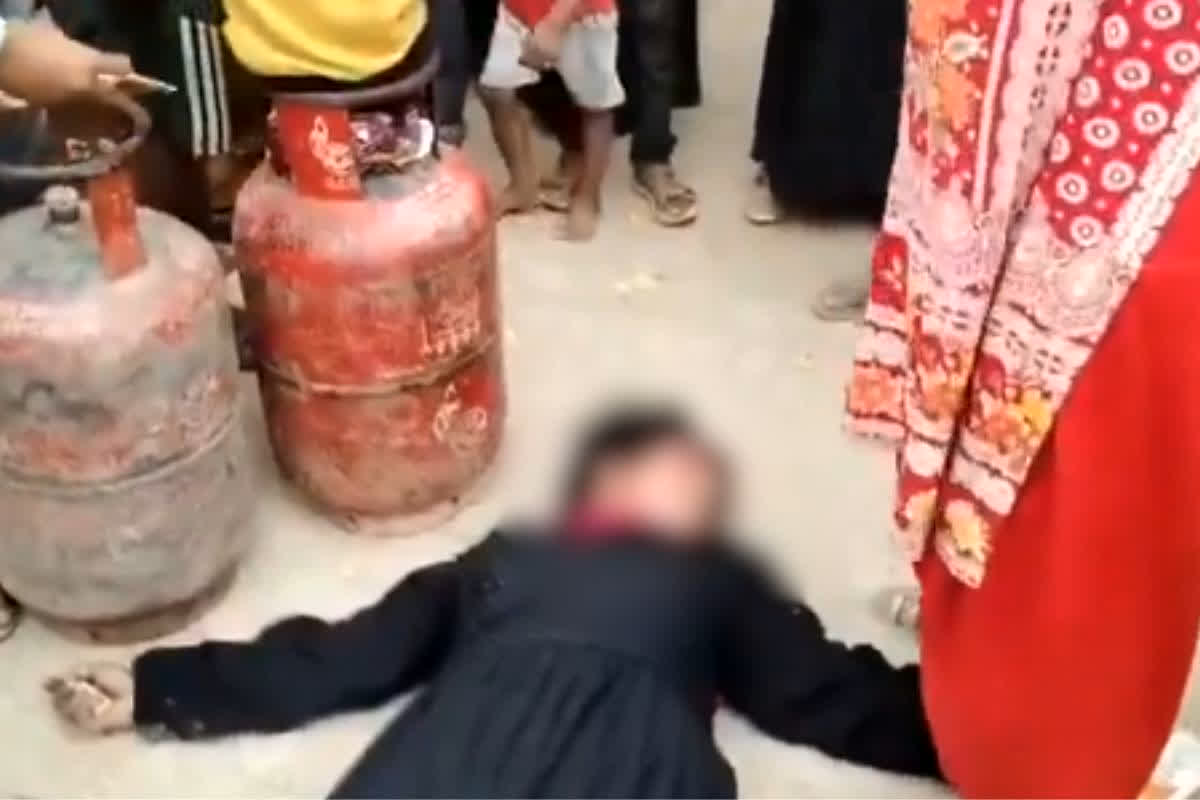 Shravasti Gas Crisis News : गैस एजेंसी के बाहर अचानक मची अफरा-तफरी… लाइन में खड़ी महिला के साथ हो गया ऐसा कांड, पूरा मामला जान रह जाएंगे हैरान