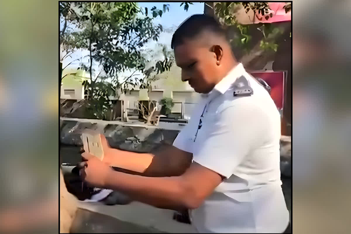 Surat Viral News : पूजा के बाद नहर में बहा दी थैली, थोड़ी देर बाद याद आई ऐसी चीज़ कि उड़ गए परिवार के होश, घंटों चला सर्च ऑपरेशन