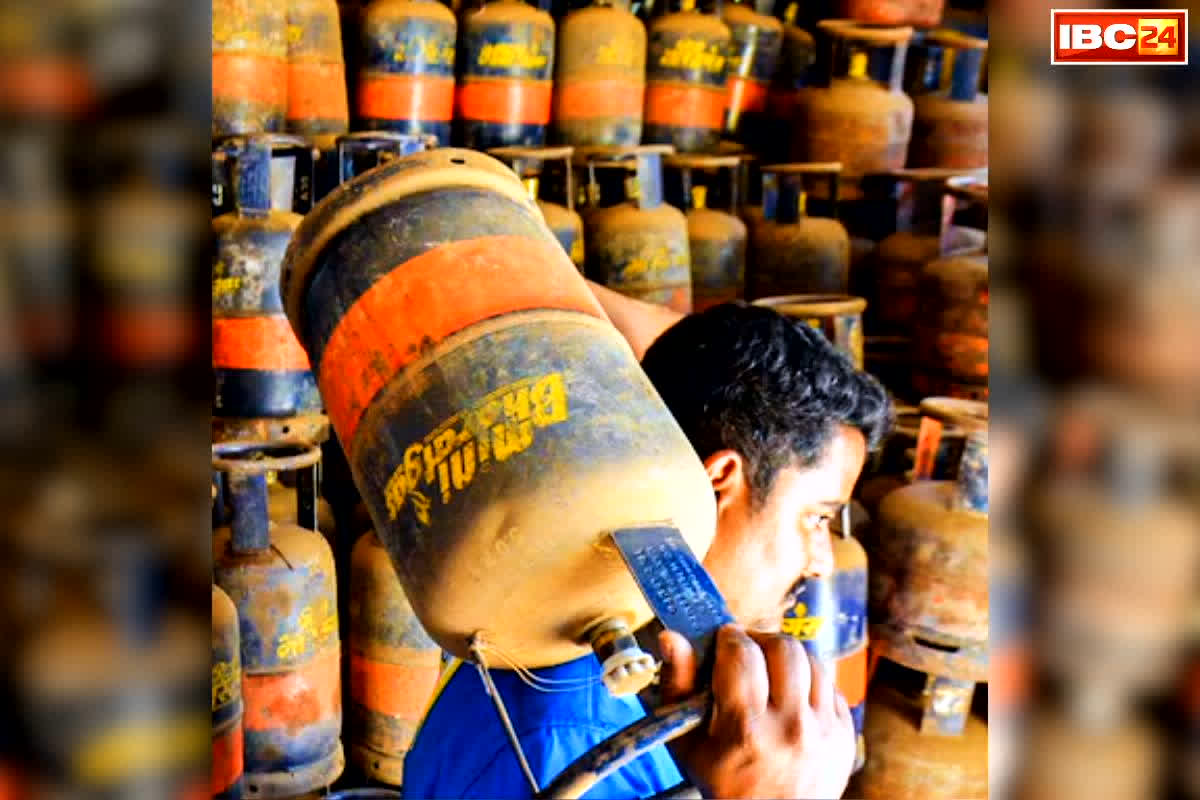 Ujjain Gas Cylinder Raid :गैस की किल्लत के बीच बड़ा खुलासा, रेस्टोरेंट्स के किचन में मिल रहे हैं घरेलू सिलेंडर, प्रशासन ने की ताबड़तोड़ कार्रवाई