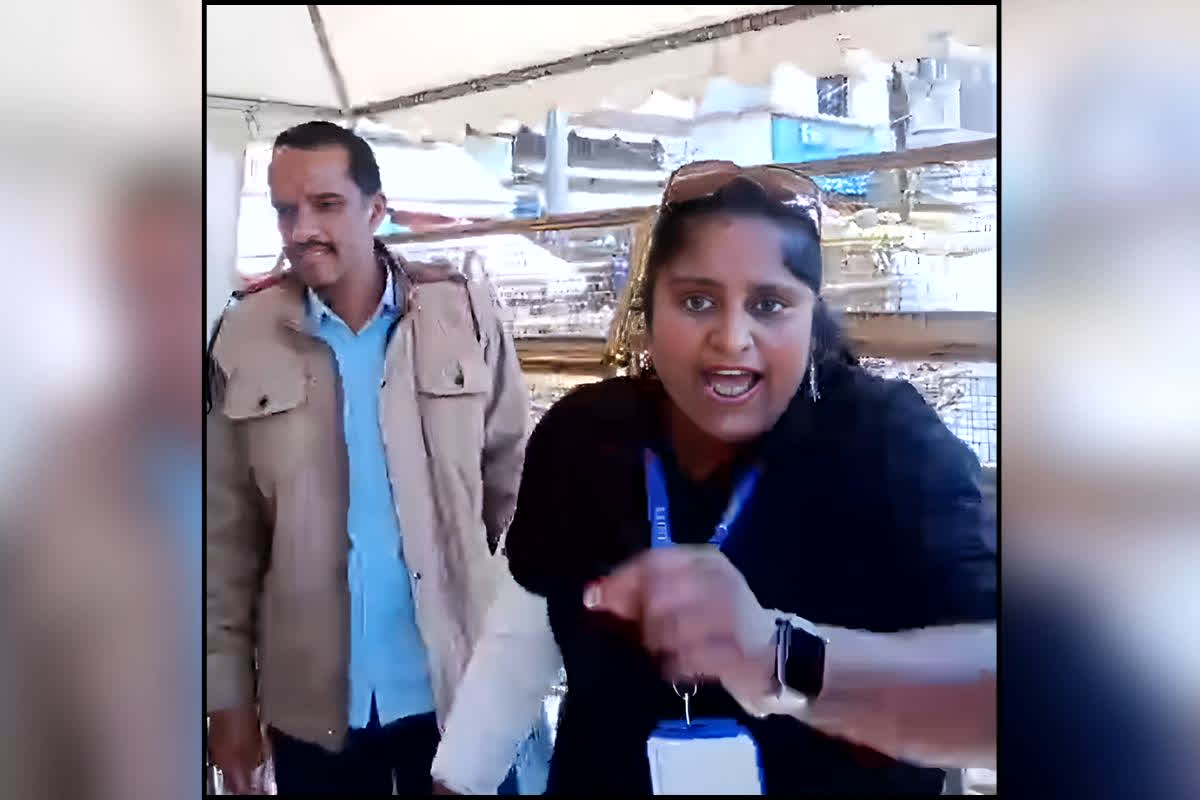 Ujjain Mahakal Temple News : बाबा महाकाल के द्वार पर सुरक्षाकर्मी की गुंडागर्दी,  श्रद्धालु के साथ किया ऐसा कांड, वीडियो वायरल होते ही मंदिर प्रशासन ने लिया बड़ा एक्शन