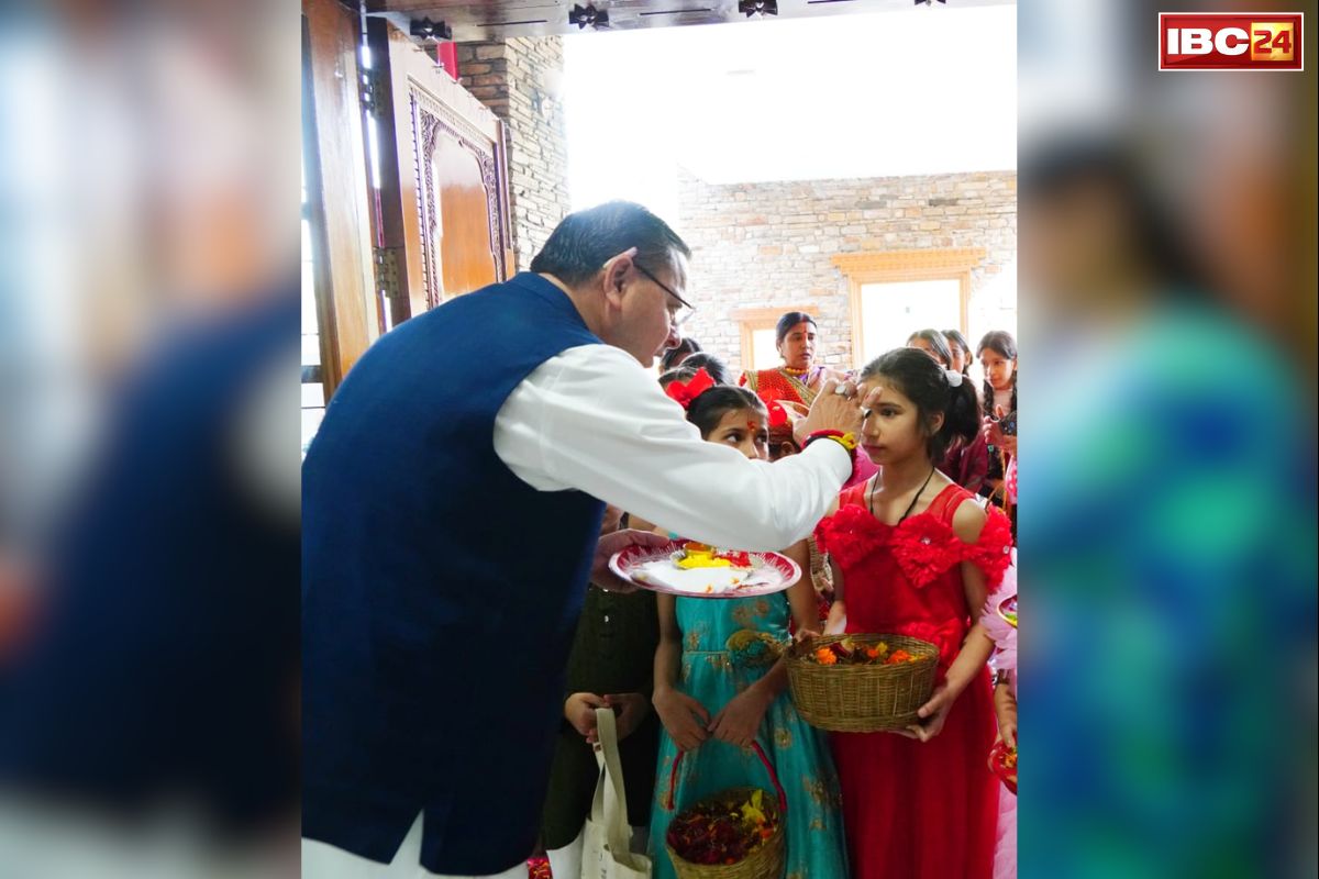 Uttarakhand Phool Dei Festival: मुख्यमंत्री आवास में लोक पर्व फूलदेई की रौनक.. CM ने सपत्नीक किया बच्चों का सम्मान, भेंट किये उपहार