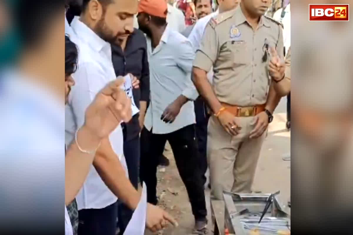 Varanasi LPG Protest NSUI: नाली के गैस से चाय बनाना चाह रहे थे NSUI के नेता, पर पुलिस ने किया कुछ ऐसा, मच गया बवाल..!