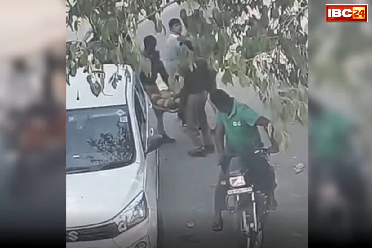 Amroha Daroga Viral Video: महज इस बात पर आगबबूला हुए दरोगा जी… सरेआम दुकानदार पर बरसाए थप्पड़, उससे भी मन नहीं भरा तो… की ये शर्मनाक हरकत, Video Viral