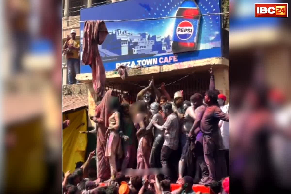 Assi Ghat Ashleel Dance: होली के नाम पर बनारस के अस्सी घाट में हुई अश्लीलता, डांस करते-करते युवती ने दिखाया अपना… सिगरेट की कश लेते हुए चिपकते रहे युवक, वीडियो वायरल