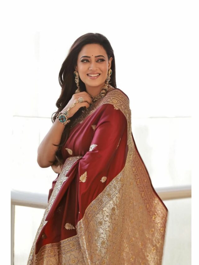Shweta Tiwari: मरून बनारसी साड़ी में श्वेता तिवारी का रॉयल अंदाज, नवरात्रि के लिए ये टिप्स मिस मत करें!