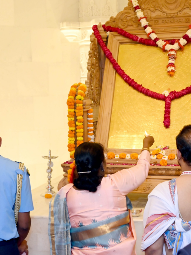 President Droupadi Murmu visit Ayodhya: मंत्रों की गूंज के बीच 'श्रीराम यंत्र' की स्थापना सम्पन्न, राष्ट्रपति ने रामलला के किए दर्शन, देखें तस्वीरें