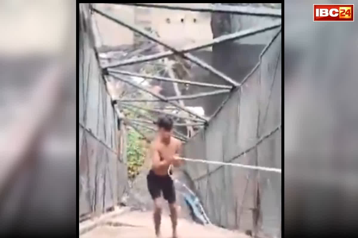 Rupnagar Bridge Collapse Delhi: राजधानी में फुटओवर ब्रिज भरभराया, नाले में गिरने से महिला की मौत, जांच में सामने आई चौंकाने वाली लापरवाही