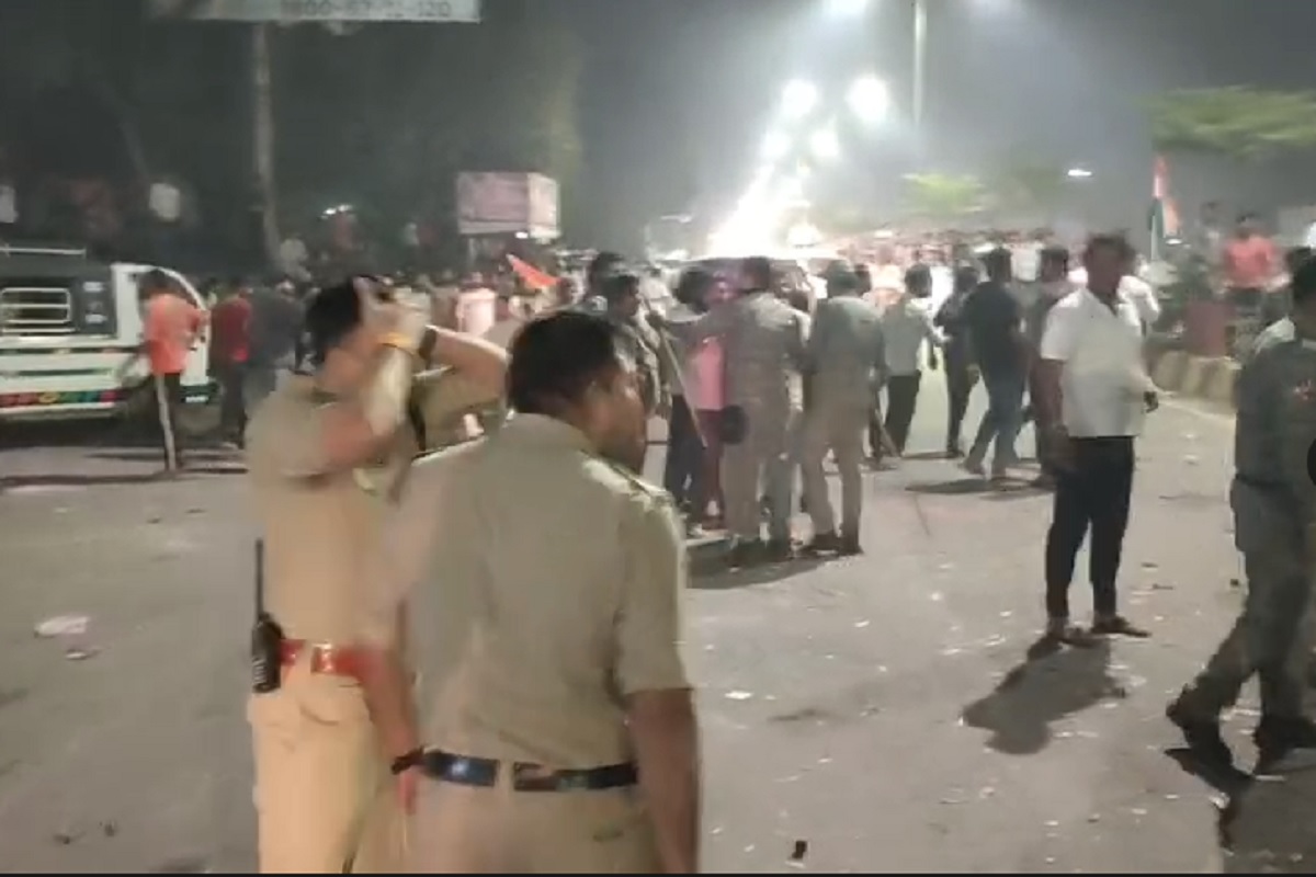 India T20 World Cup 2026: टीम इंडिया की जीत के जश्न में बेकाबू हुई भीड़, असामाजिक तत्वों ने सुरक्षाकर्मियों के साथ किया ऐसा काम, मचा बवाल, देखें वीडियो