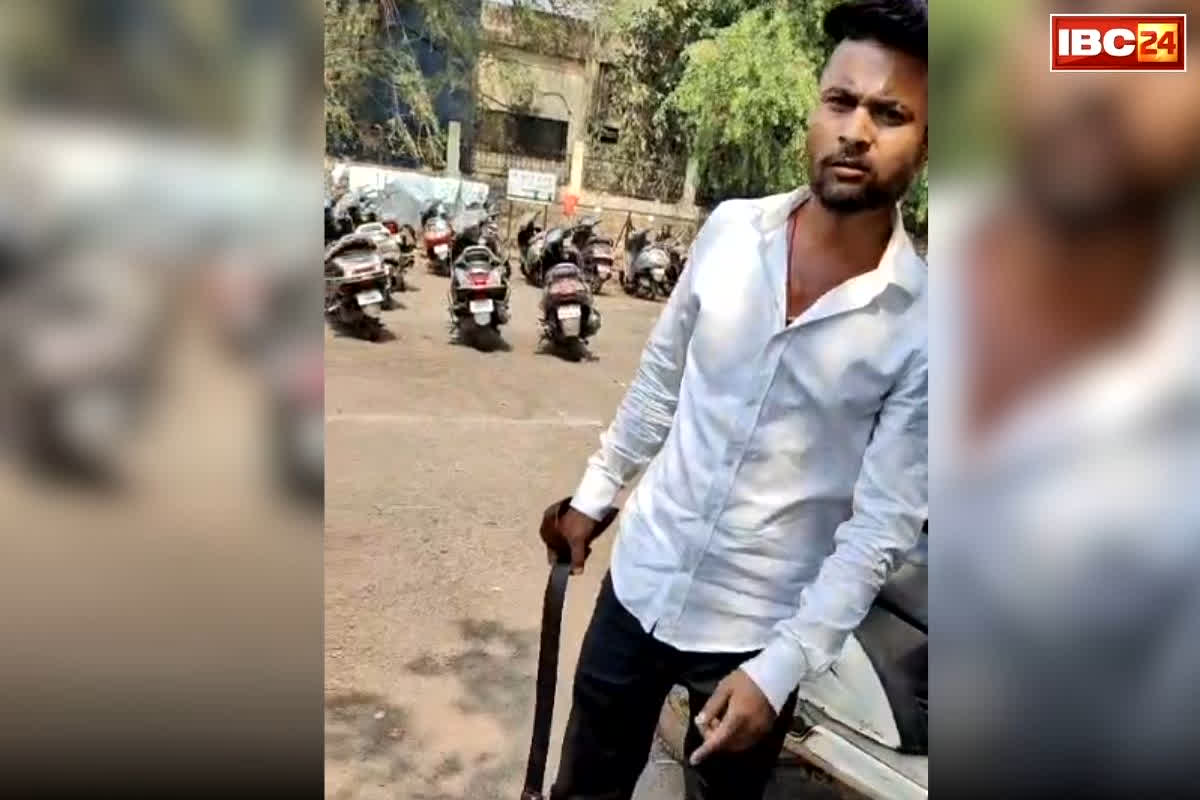 Durg Railway Station Viral Video: छत्तीसगढ़ में टोल कर्मचारी अब बन रहे गुंडे! रेलवे स्टेशन पर किया हाई वोल्टेज ड्रामा, महज इस बात को लेकर बुजुर्ग को बेल्ट से पीटा