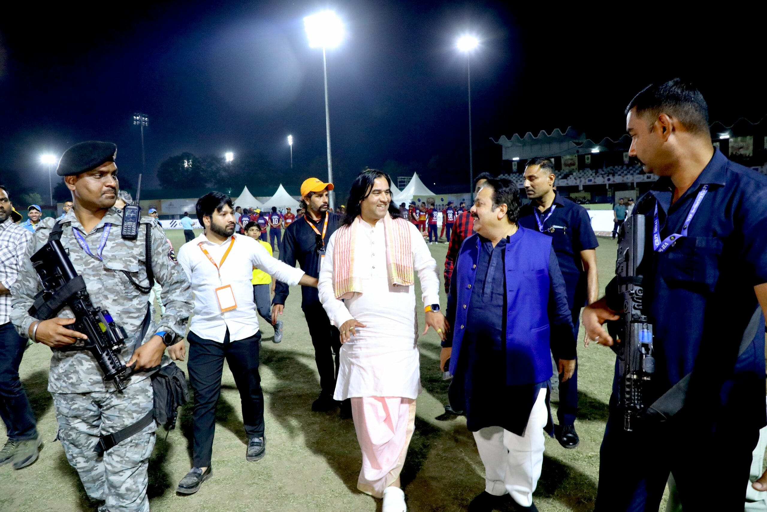 Indore Sanatan Premier League :  क्रिकेट के मैदान पर बल्ला थामकर उतरे मशहूर कथावाचक,  सुरेश रैना सहित इन दिग्गज क्रिकेटरों के सामने जमकर लगाए चौके-छक्के