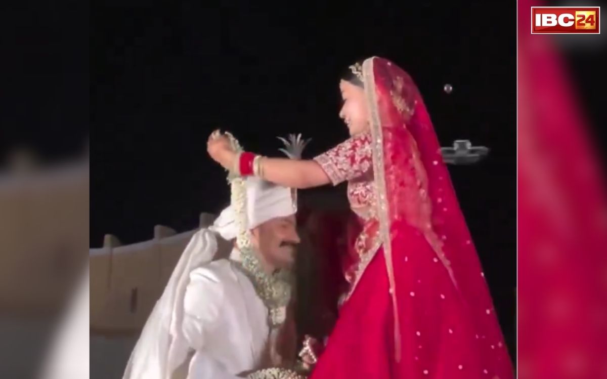 IPS KK Bishnoi Wedding:केके बिश्नोई और अंशिका वर्मा की शादी का खास पल, वरमाला में घुटनों पर बैठकर दुल्हन की तरफ किया रोमांटिक इशारा, वीडियो वायरल