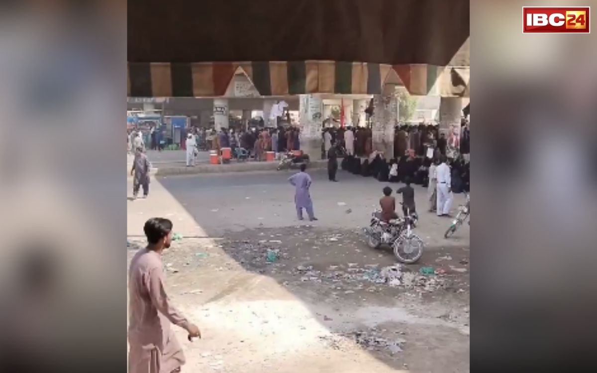 Khamenei Death Protest Pakistan: खामेनेई की मौत की खबर से सुलगा पाकिस्तान, अमेरिकी कॉन्सुलेट पर बोला धावा, फायरिंग में बिछीं लाशें, इन शहरों में लगा कर्फ्यू