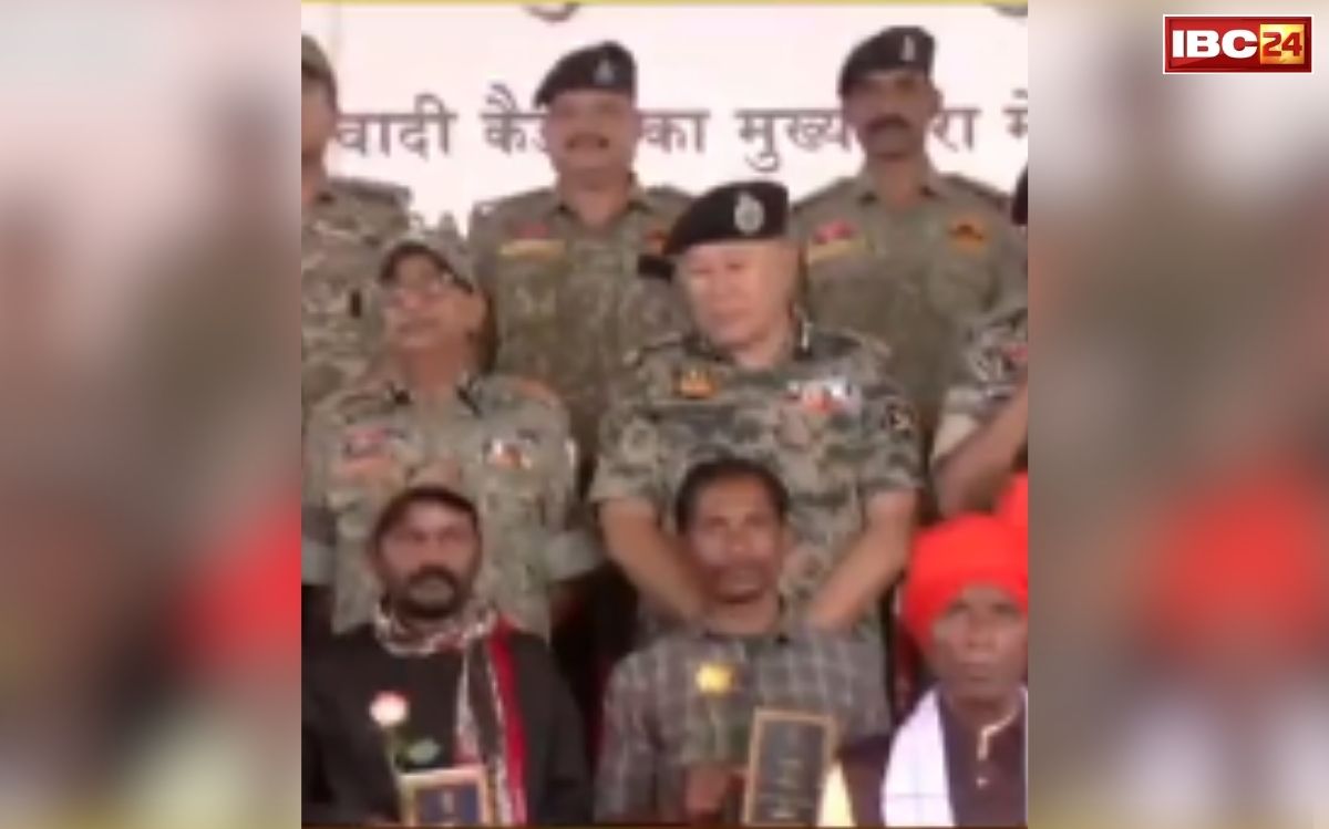 Naxalite Paparao Surrender Live Video: मोस्ट वांटेड नक्सली लीडर पापाराव का औपचारिक सरेंडर.. हथियार की जगह हाथों में थामा संविधान, आप भी देखें तस्वीरें