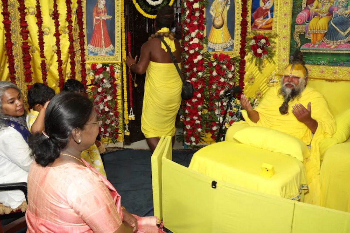 President Murmu meets Premanand: वृंदावन के केली कुंज आश्रम में राष्ट्रपति द्रौपदी मुर्मू ने की संत प्रेमानंद से मुलाकात, आध्यात्मिक संवाद में लिया आशीर्वाद