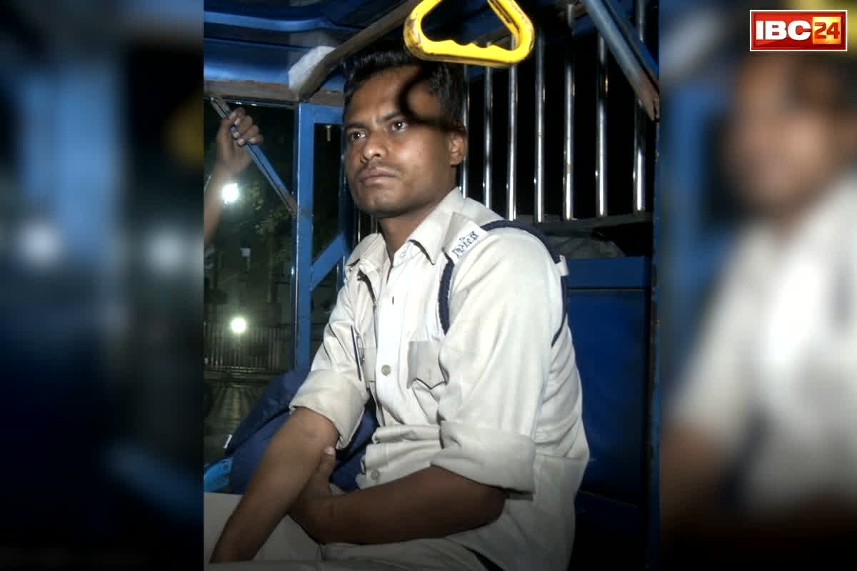 Raipur GRP Viral Video: राजधानी रायपुर में वर्दी की मर्यादा हुई तार-तार, पुलिसकर्मी ने बीच रोड में की घटिया हरकत… देखकर दंग रह जाएंगे आप