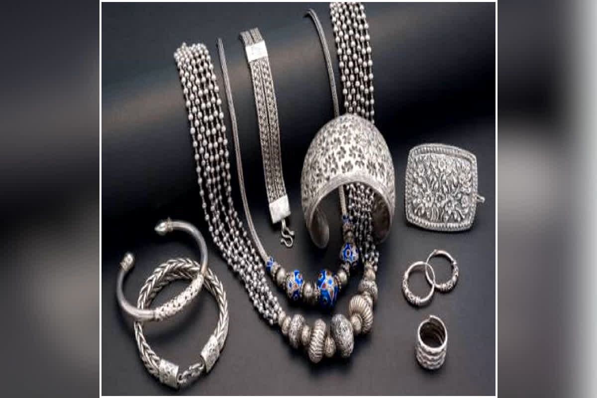 Silver Price Today: शादी के सीजन में आई राहत की खबर! सप्ताह के पहले दिन 5000 रुपये गिरा चांदी का भाव, जानें आपके शहर में आज क्या है ताजा रेट?