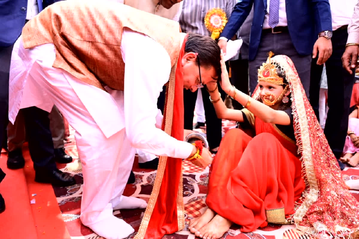 Uttarakhand News Today: सामूहिक कन्या पूजन में शामिल हुए सीएम धामी, 1100 कन्याओं का किसा पूजन, कहा- ‘बेटियों का सम्मान हमारी संस्कृति की पहचान’