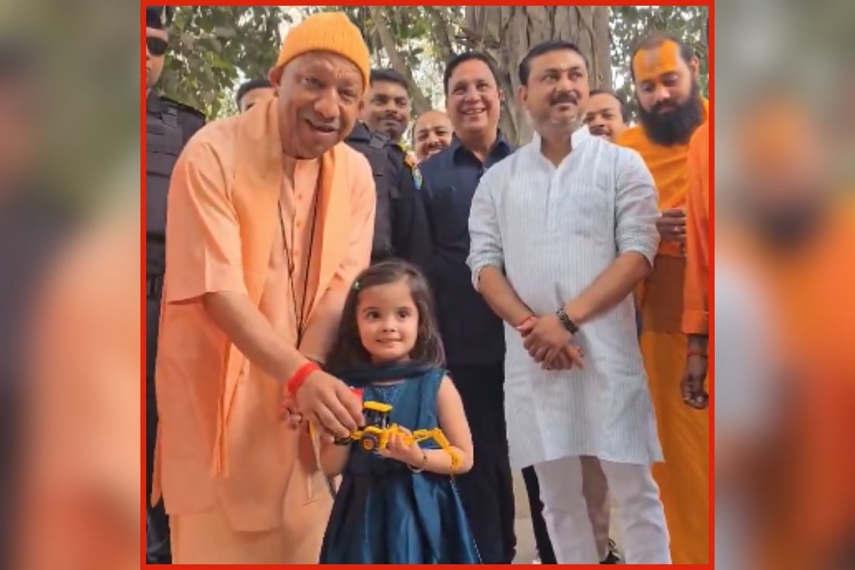 Uttar Pradesh News: 5 साल की मासूम ने सीएम योगी को दिया ऐसा गिफ्ट, देखकर गदगद हुए मुख्यमंत्री, खुश होकर कह दी ये बात, देखें वीडियो