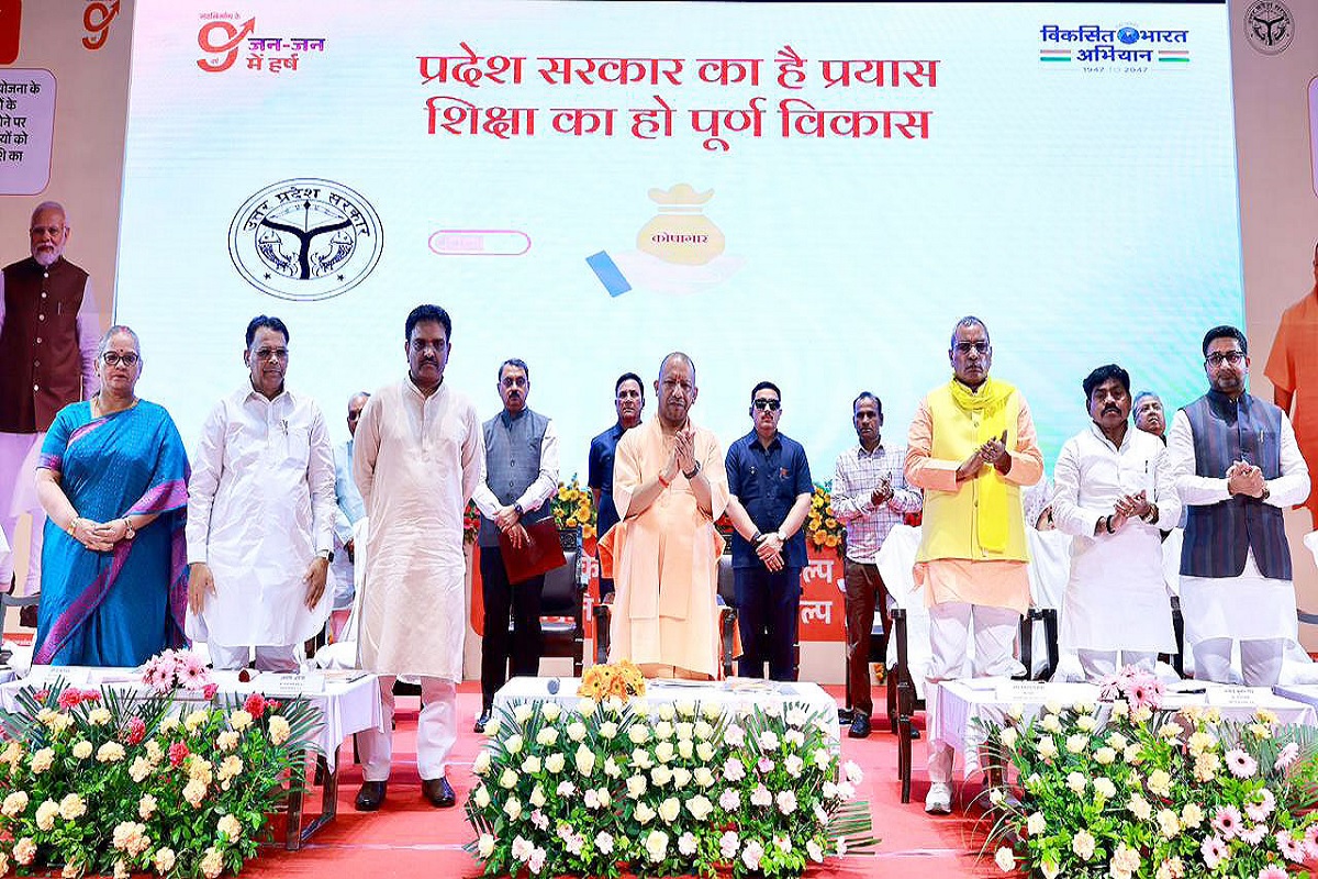Uttar Pradesh News: प्रदेश के छात्रों को बड़ी सौगात, सीएम योगी ने 27 लाख विद्यार्थियों के खाते में भेजे इतने करोड़ रुपए