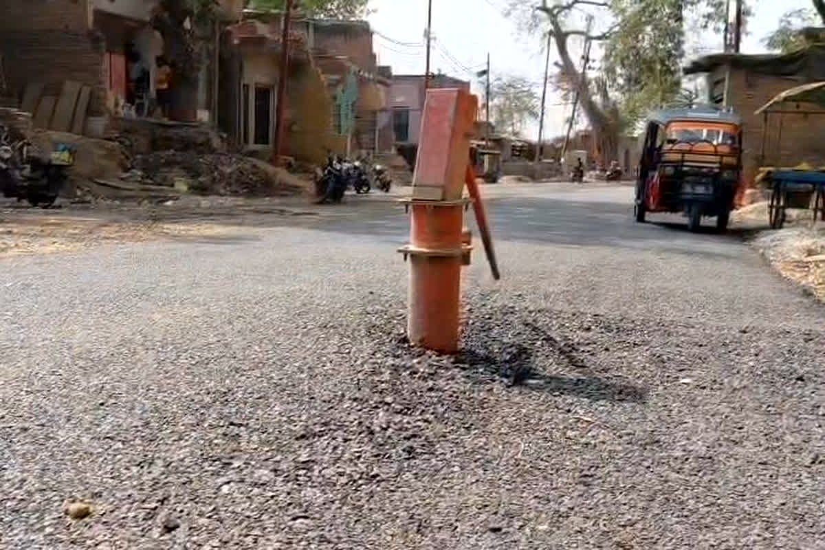 UP Viral Video: PWD के होनहार इंजीनियरों ने किया कमाल! बना दी ऐसी जगह पर सड़क, वीडियो देखकर आपको भी नहीं होगा यकीन