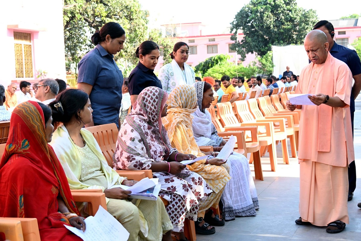 CM Yogi Janta Darshan: बेटी ने बताई पढ़ाई में पैसों की दिक्कत तो सीएम योगी ने दिखाई दरियादिली, अफसरों को तुरंत दिए ये निर्देश, 200 लोगों की समस्याओं को भी हुआ निराकरण
