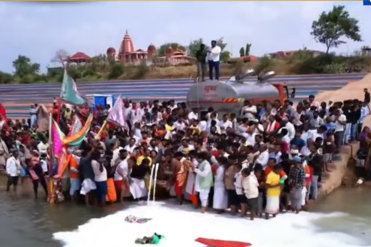 Narmada River Milk Controversy: नर्मदा नदी में बहाए गए दूध से 44 हजार कुपोषित बच्चों को मिलता सीधा लाभ, आस्था के नाम पर संसाधनों को बहा देना कितना जायज? देखें IBC24 की ये स्पेशल रिपोर्ट