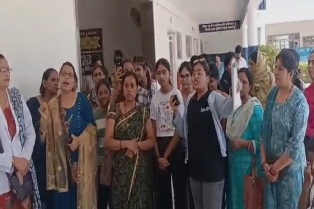 Jabalpur News: इस स्कूल ने छात्रों को कराई गई बीयर पार्टी! गोवा ट्रिप पर नहीं गए तो काटे अंक, कलेक्टर ऑफिस पहुंचे पेरेंट्स