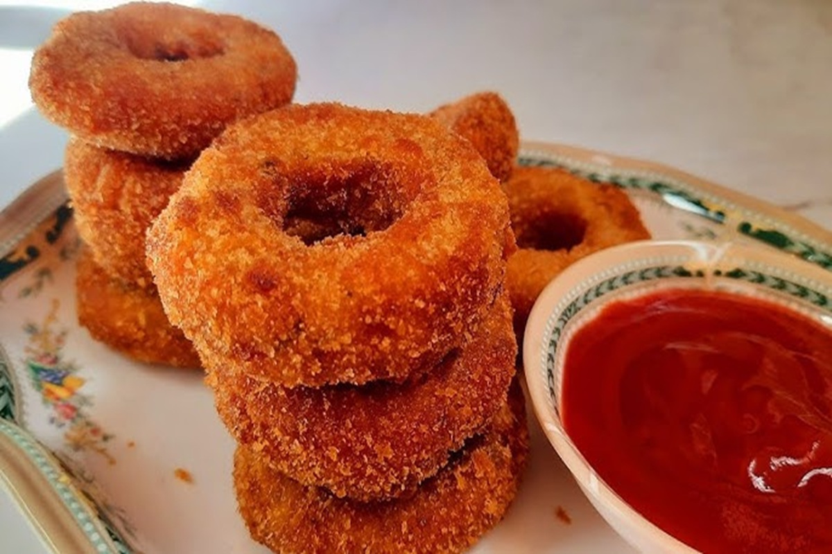 Indore Restaurant Controversy: ऑर्डर दिया ओनियन रिंग्स का.. प्लेट में पहुंचा चिकन रिंग्स, इस मशहूर रेस्टोरेंट में ग्राहक के साथ हुआ धोखा, खाते-खाते चला पता तो उड़ गए होश