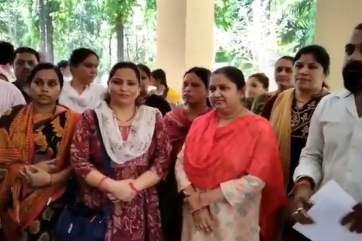 Jabalpur News: इस स्कूल ने छात्रों को कराई गई बीयर पार्टी! गोवा ट्रिप पर नहीं गए तो काटे अंक, कलेक्टर ऑफिस पहुंचे पेरेंट्स