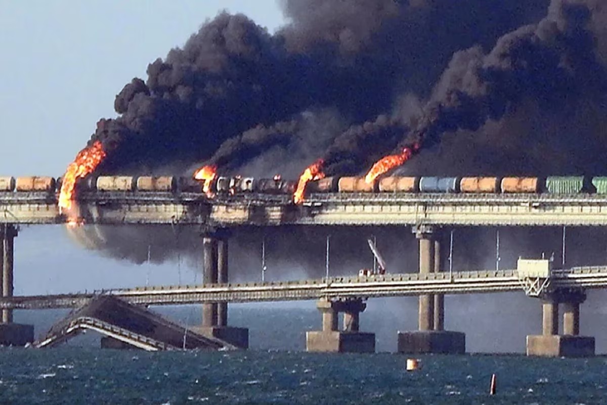 America Iran War Update: डेडलाइन खत्म होने से पहले ही ईरान पर अमेरिका का ताबड़तोड़ हमला, हाईवे और रेलवे पुलों को भारी क्षति, कई शहरों में ब्लैकआउट