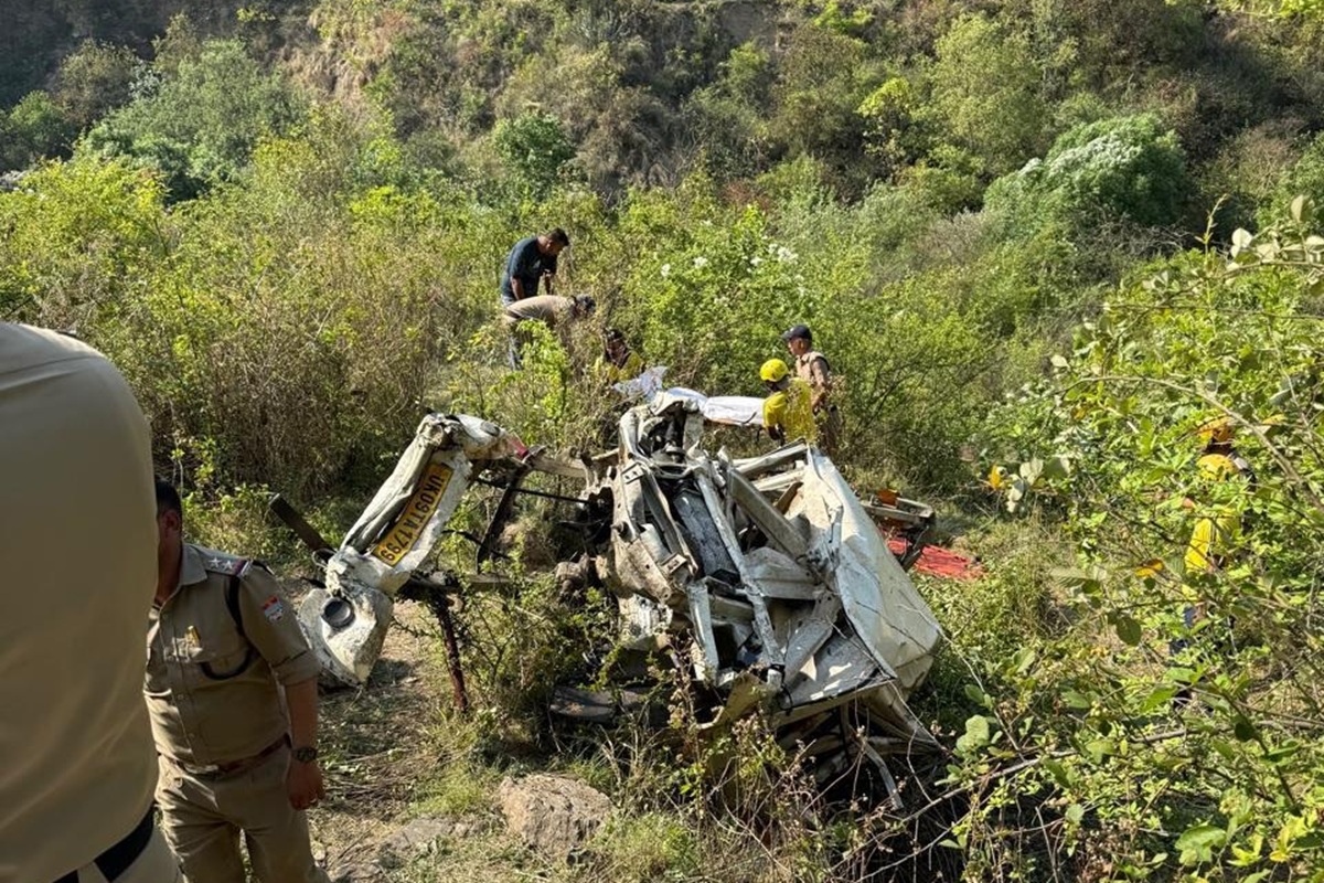 Uttarakhand Road Accident: इस जिले में दर्दनाक सड़क हादसा, गहरी खाई में बस गिरने से इतने लोगों की मौत, सीएम धामी ने जताया दुख