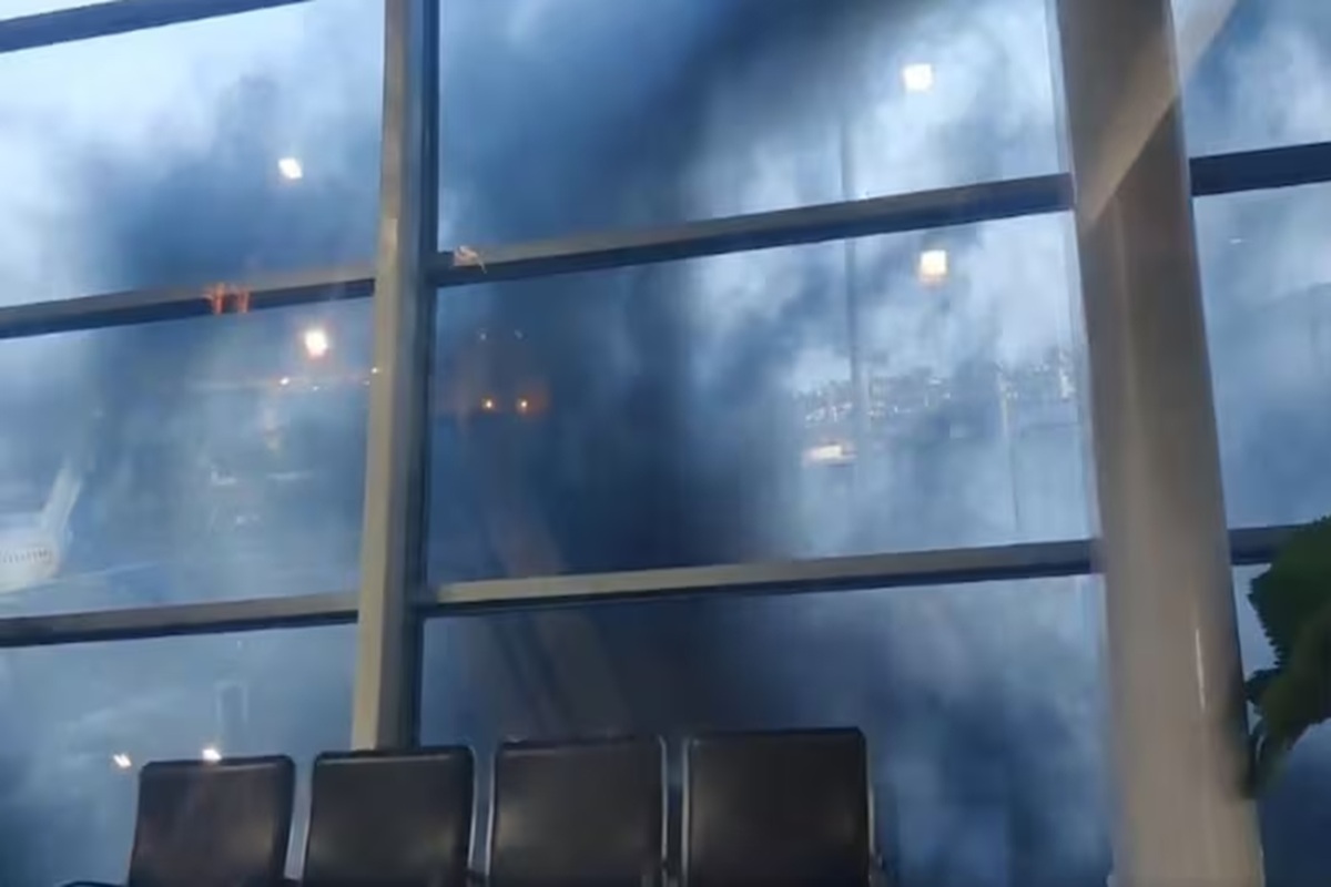 Mumbai Airport Fire: एयरपोर्ट के टर्मिनल-1 के अंदर लगी भीषण आग, बंद हुए गेट और ठप हुआ इंटरनेट, यात्रियों में दहशत